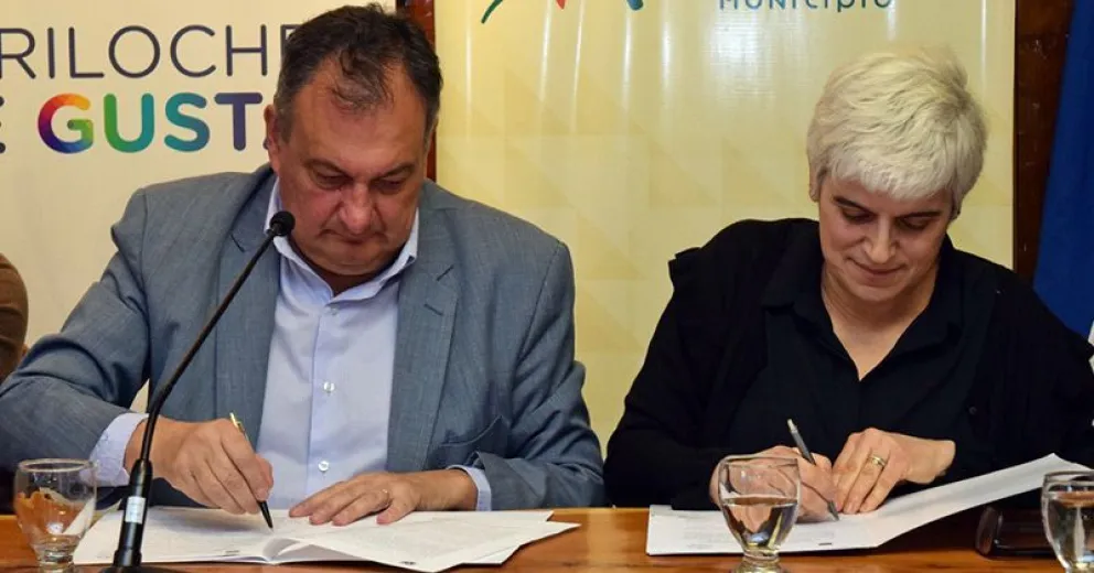 Municipio y Fundación INVAP firman convenio para el procesamiento de Residuos Forestales Urbanos