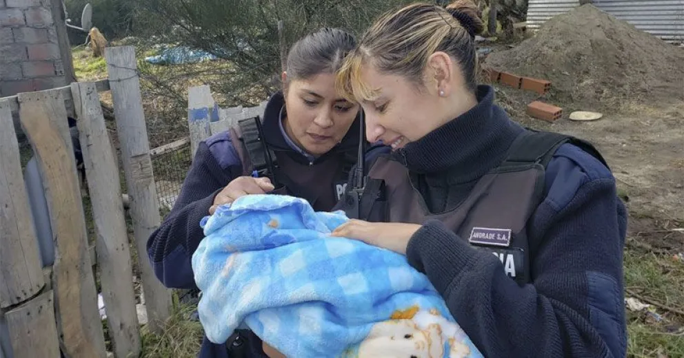 Policías que asistieron un parto domiciliario se reencontraron con el bebé y su mamá