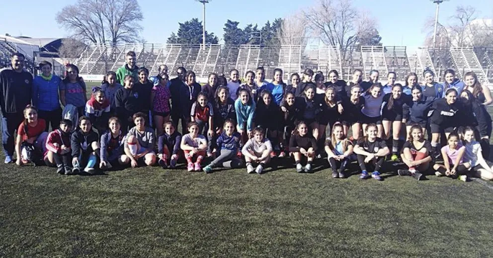 Más de 100 jugadoras sueñan con ser parte de la selección rionegrina de fútbol