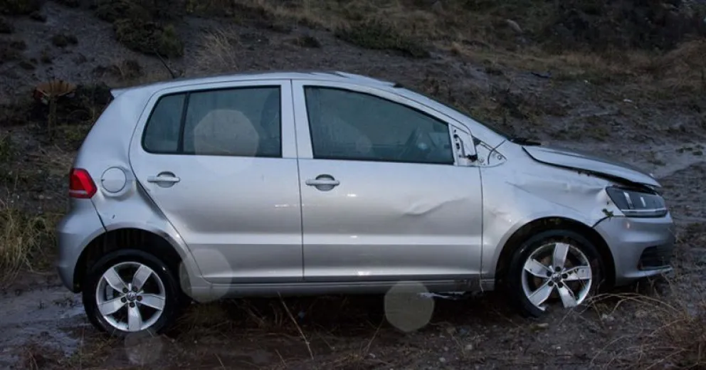Volcó un auto y los dos ocupantes fueron trasladados con heridas leves