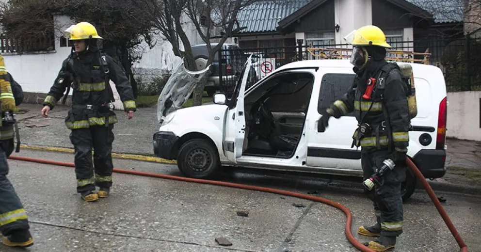 Ardió una camioneta y, por los cortes de calle, el tránsito fue un caos