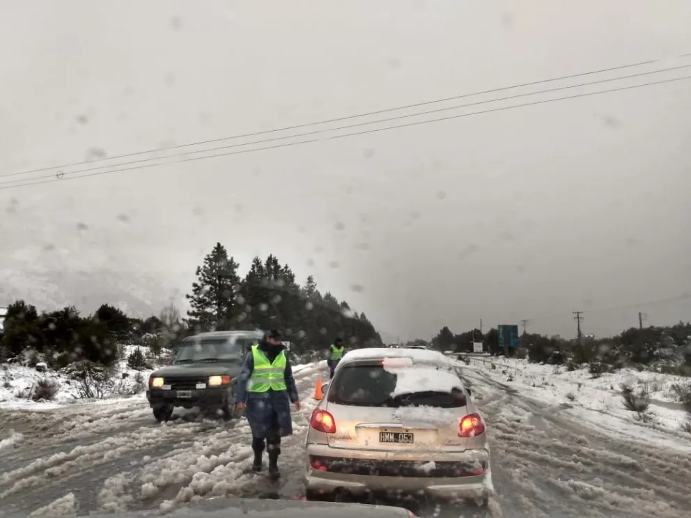 Refuerzan el operativo invernal ante las intensas nevadas en la cordillera   