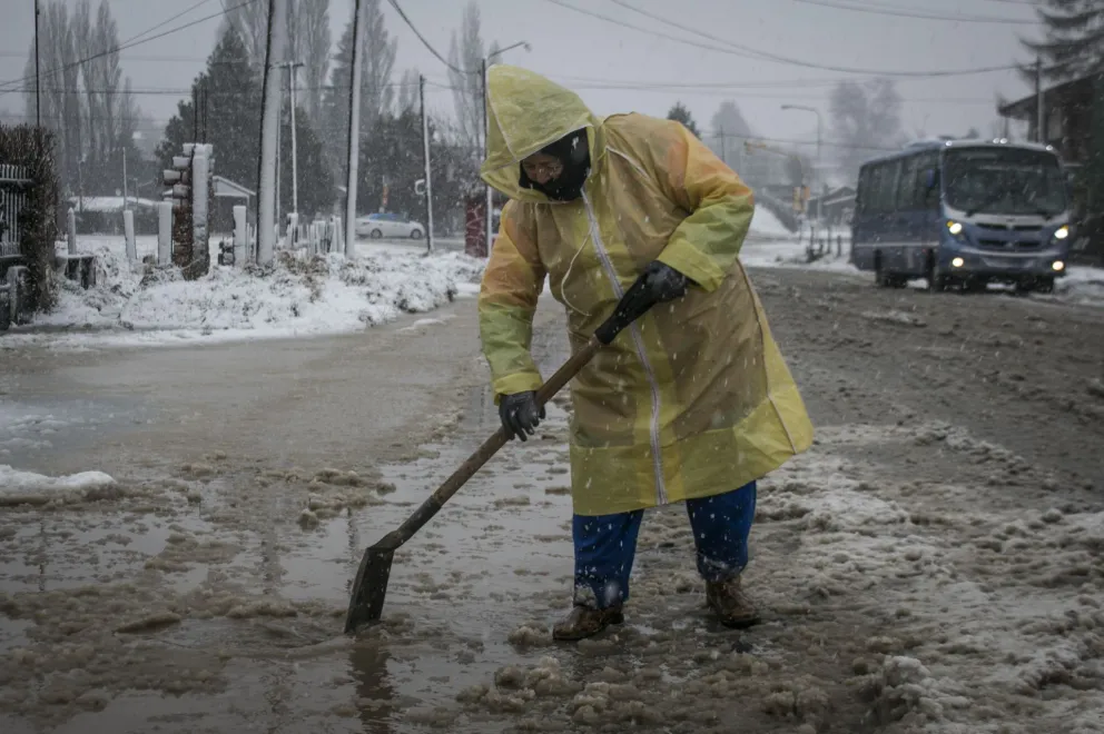 Numerosas complicaciones por temporal de lluvia y nieve en la ciudad y rutas de la región