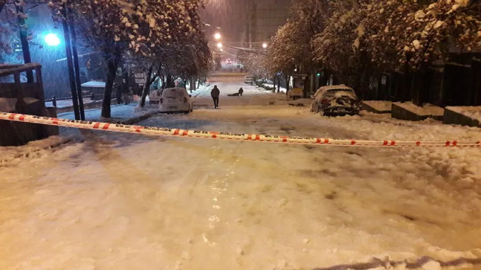 Tras la nieve, el hielo: Aún no se levantó la restricción de circular con cadenas