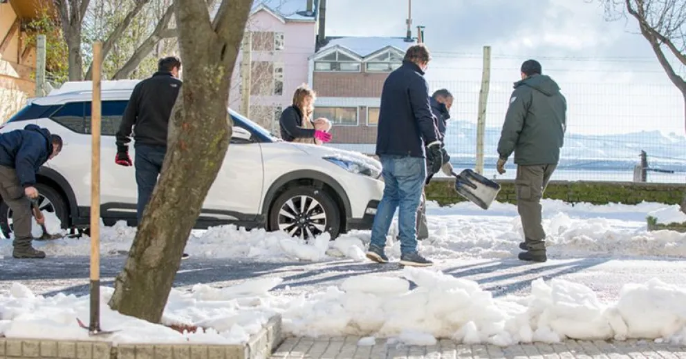 Más de 500 personas de más de 25 instituciones siguen trabajando por el temporal de nieve