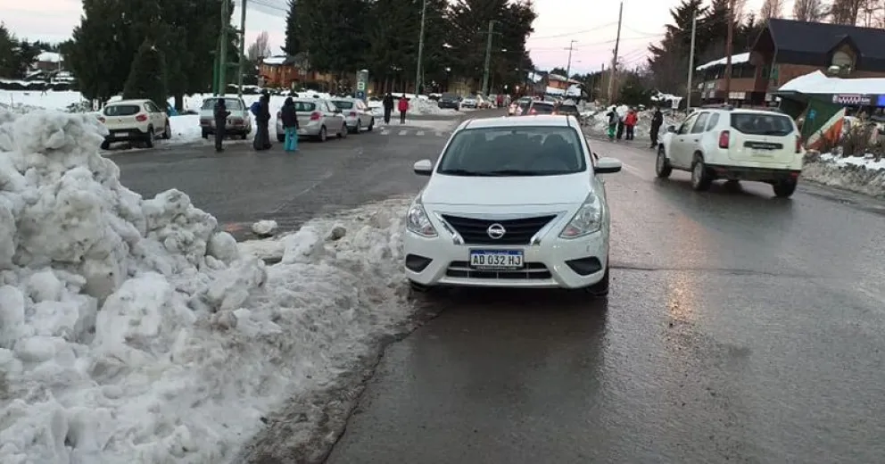 Solicitan precaución al transitar por vehículos estacionados en la cinta asfáltica