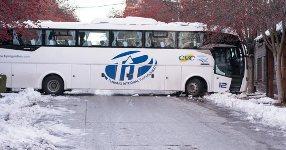 Un colectivo quedó totalmente atravesado en Quaglia