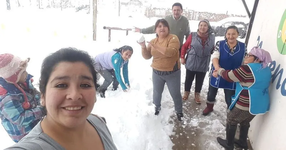 Pese a la nieve, los abuelos llegaron para compartir el almuerzo en el 2 de Abril