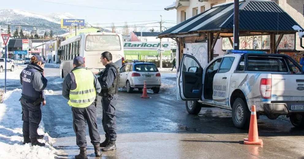 Taxista iba detrás de un micro y lo chocó violentamente