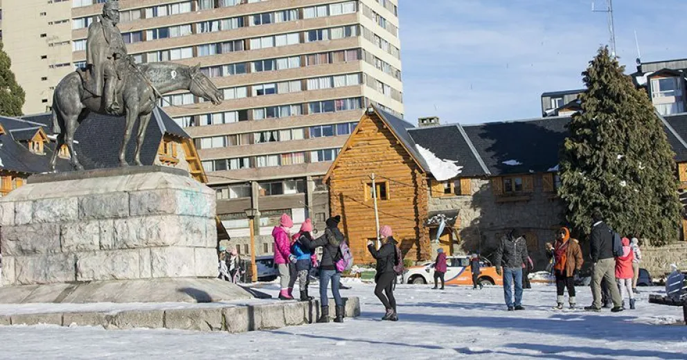 Turistas maravillados por los paisajes y la nieve