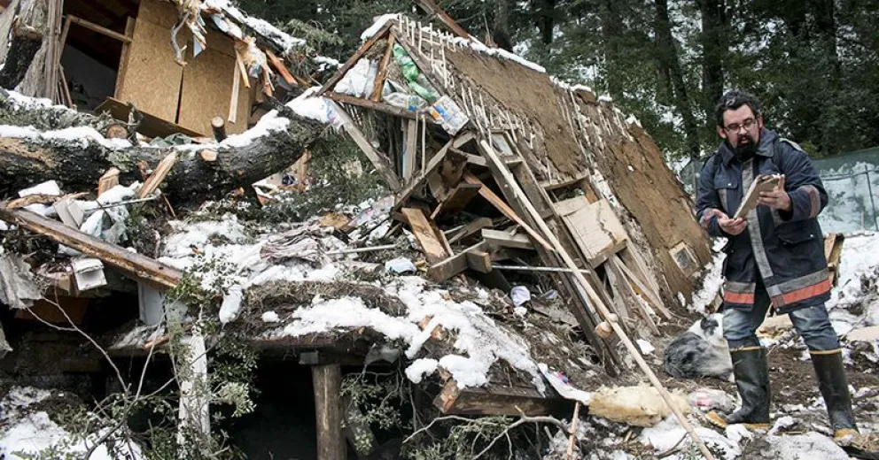 Un árbol dejó sin hogar a una pareja que se salvó de milagro