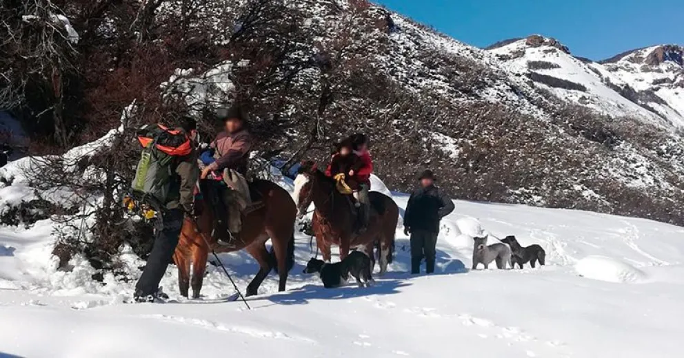 Gendarmería rescató a una familia aislada cerca de Cholila
