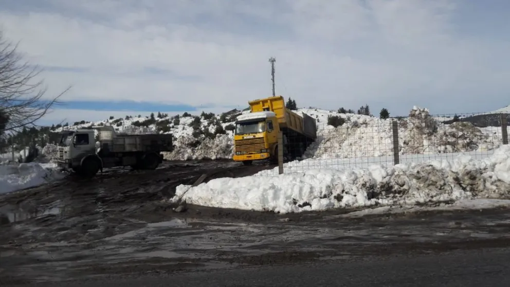 Municipio y privados descargan nieve en el playón de Pasaje Gutiérrez
