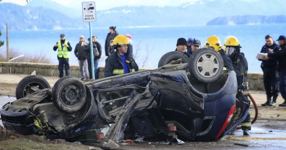 Un hombre quedó atrapado dentro de un auto después de un impresionante vuelco