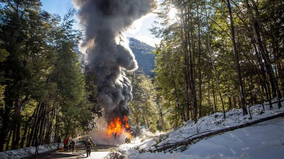 Choque e incendio: el operario del EPEN tiene el 80% del cuerpo con quemaduras