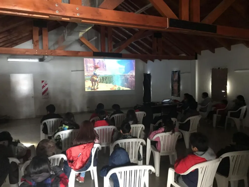 Niños y niñas disfrutaron del “Cine  barrial” en el Nuestras Malvinas