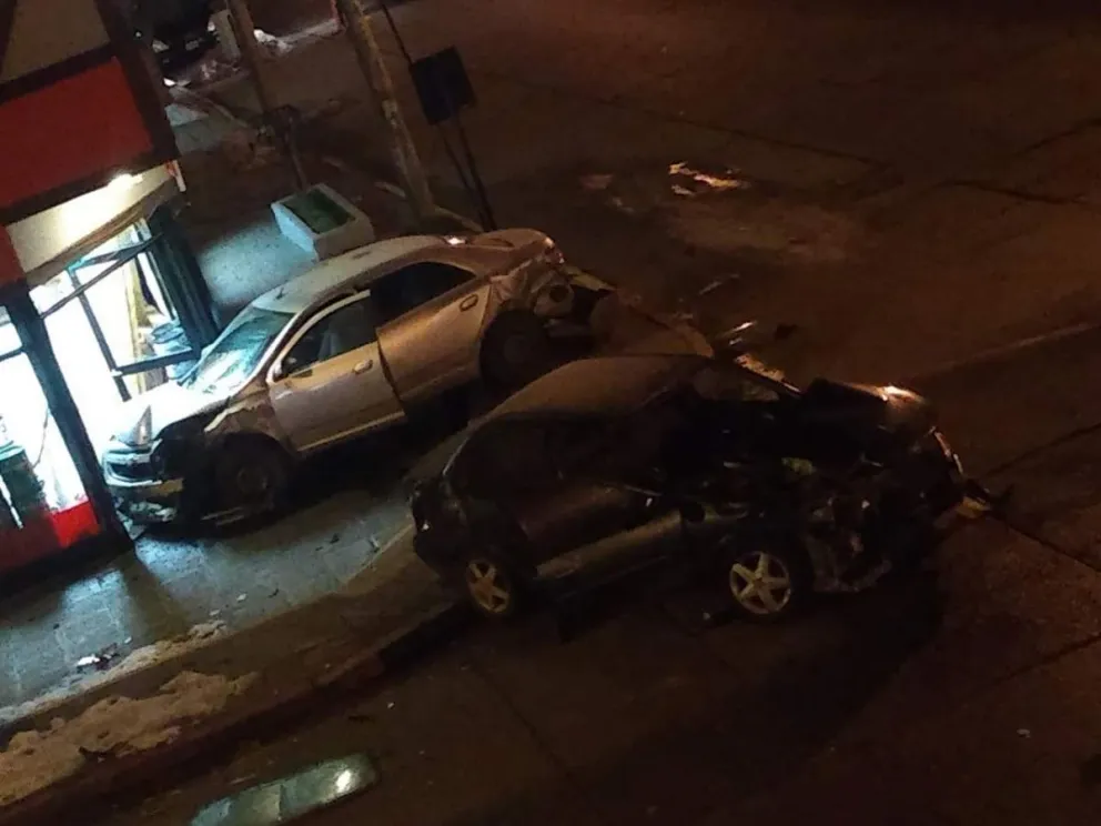 Dos autos chocaron y uno se estrelló contra la vidriera de un local comercial