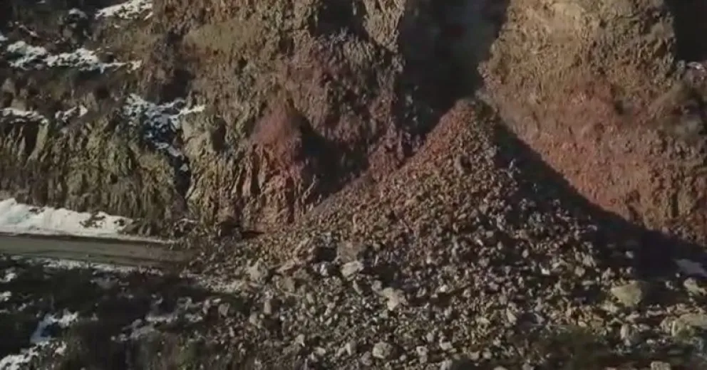 Derrumbe en la Ruta 40: Trabajo artesanal y de alto riesgo