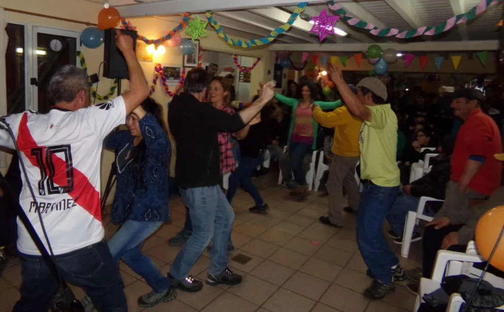 Juegos, karaoke, cena y baile para celebrar los once años de hogar Emaús