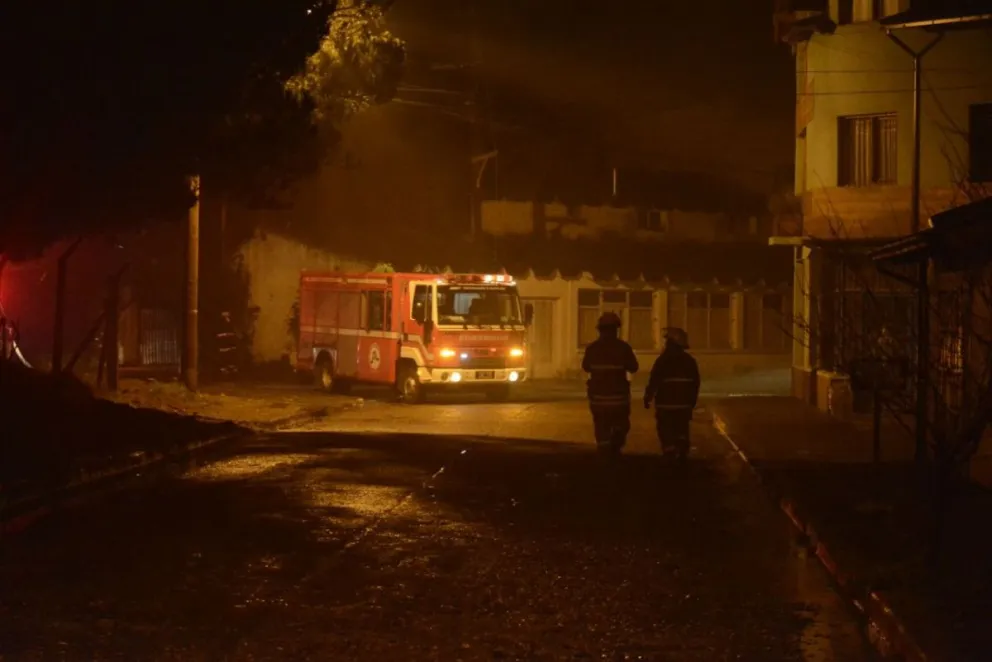 El arroyo Ñireco fue clave para extinguir el incendio en la fábrica