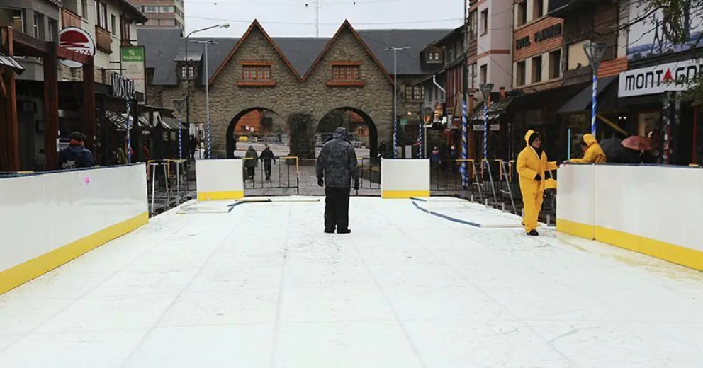 Patinar sobre hielo, una de las atracciones gratuitas de la Fiesta de la Nieve