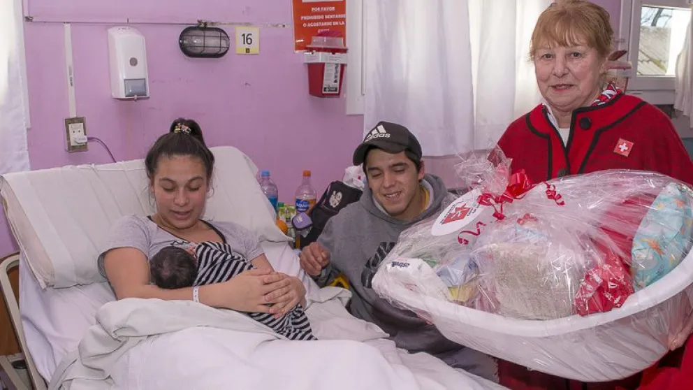 El primer bebé recibió un ajuar de parte de las Damas Valesanas