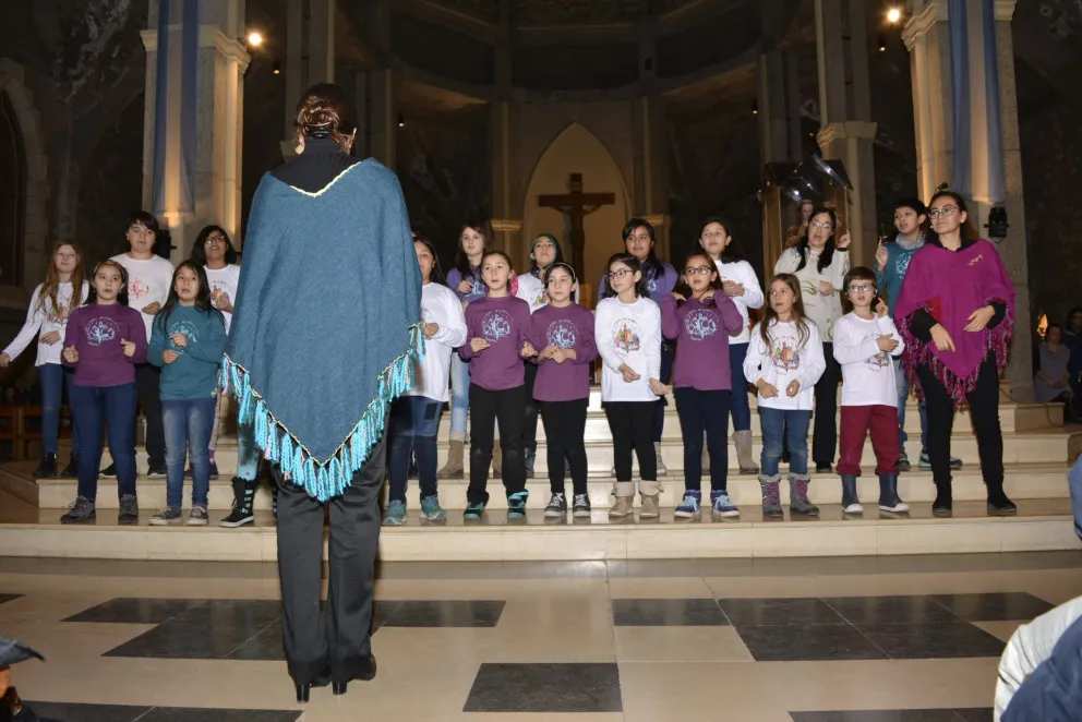 Trescientas voces se unieron y dieron apertura a la Fiesta  Nacional de la Nieve