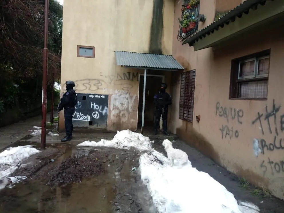 Importante golpe al narcotráfico: secuestraron armas, 4 kilos de cocaína, medio millón de pesos y hubo cuatro detenidos