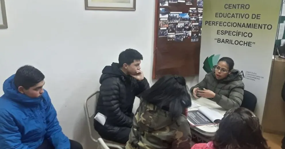 En la primera jornada de inscripciones, el Escuadrón de Gendarmería se colmó de jóvenes