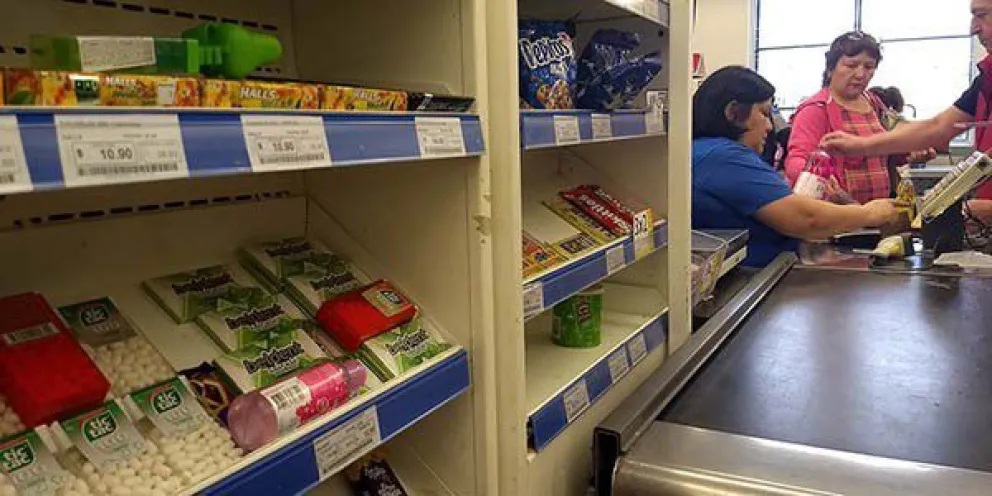 Prohíben la exhibición de alimentos con alto contenido de azúcar en las cajas de los supermercados