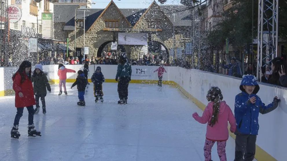 Entre acrobacias y golpes, patinaron en el hielo en la Mitre