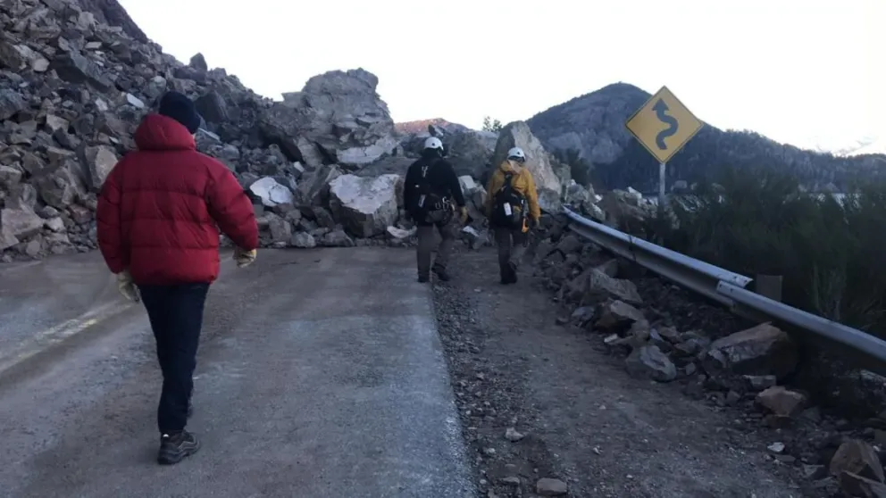 Avanzan las obras de despeje tras el derrumbe en la Ruta 40