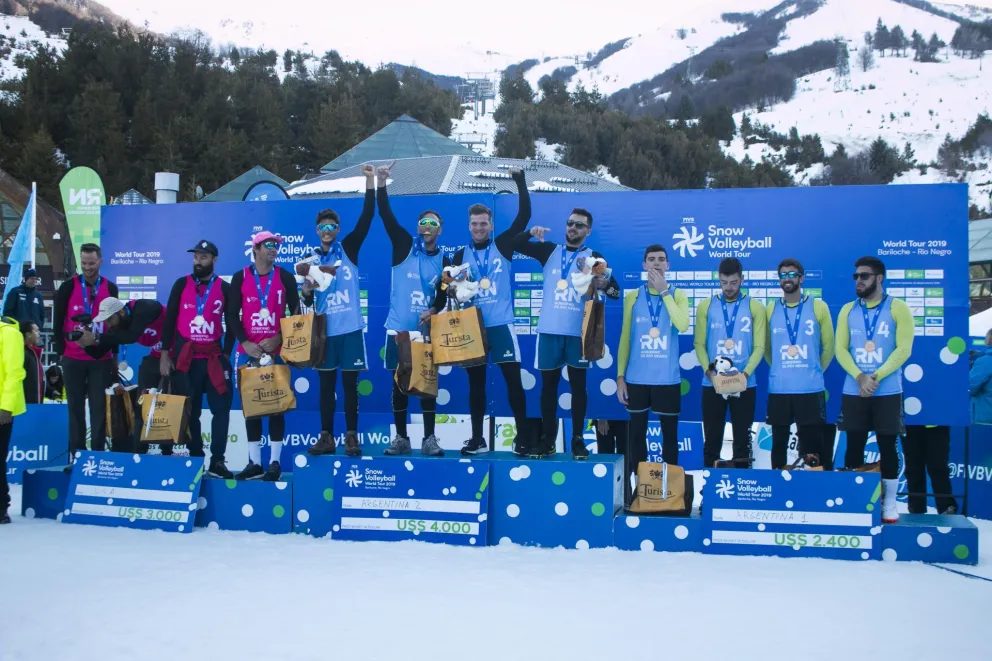 Los varones gritaron campeón y las mujeres quedaron segundas en el snow vóley