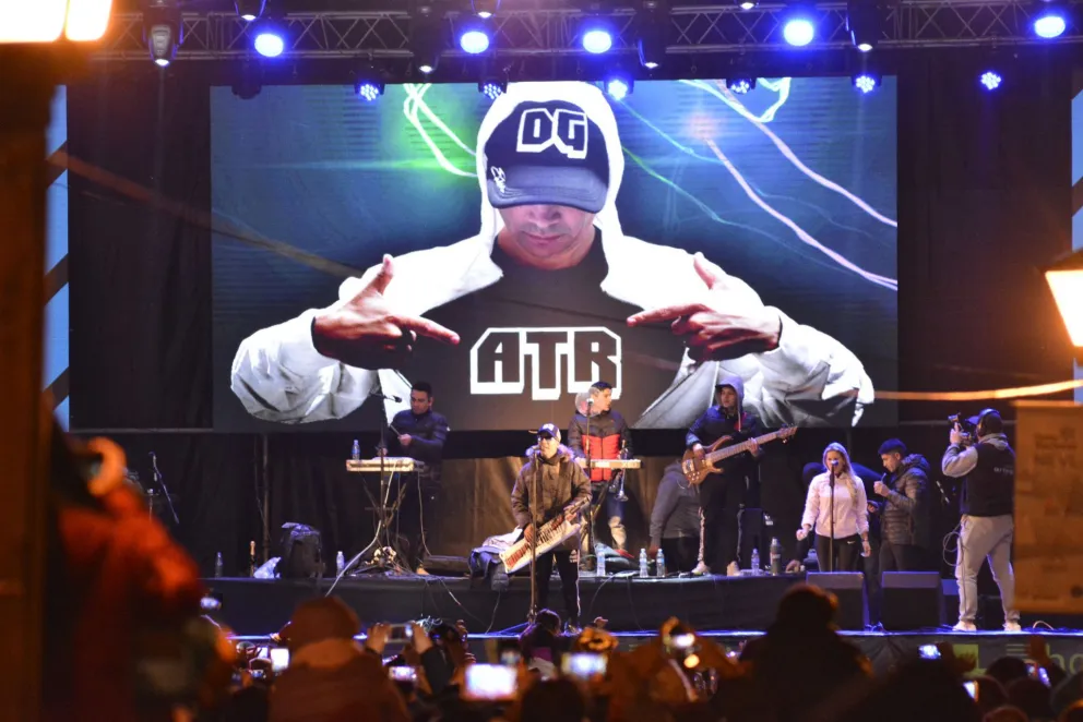 Una multitud disfrutó del show de Damas Gratis en el cierre de la Fiesta de la Nieve