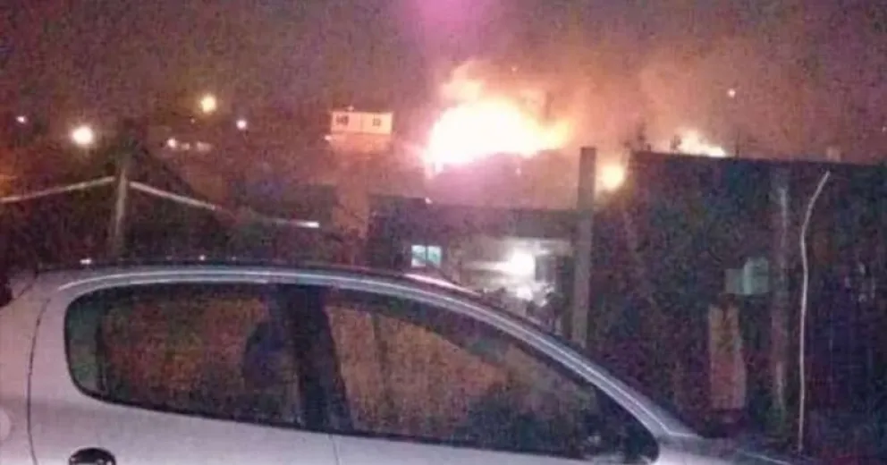 Un incendio destruyó una casa de madera en el barrio Nahuel Hue