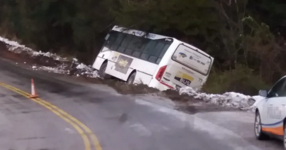 Colectivo del transporte urbano derrapó en una curva con hielo
