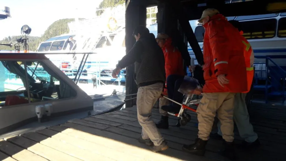 Evacuaron de urgencia por el lago Nahuel Huapi a un paciente de Villa La Angostura