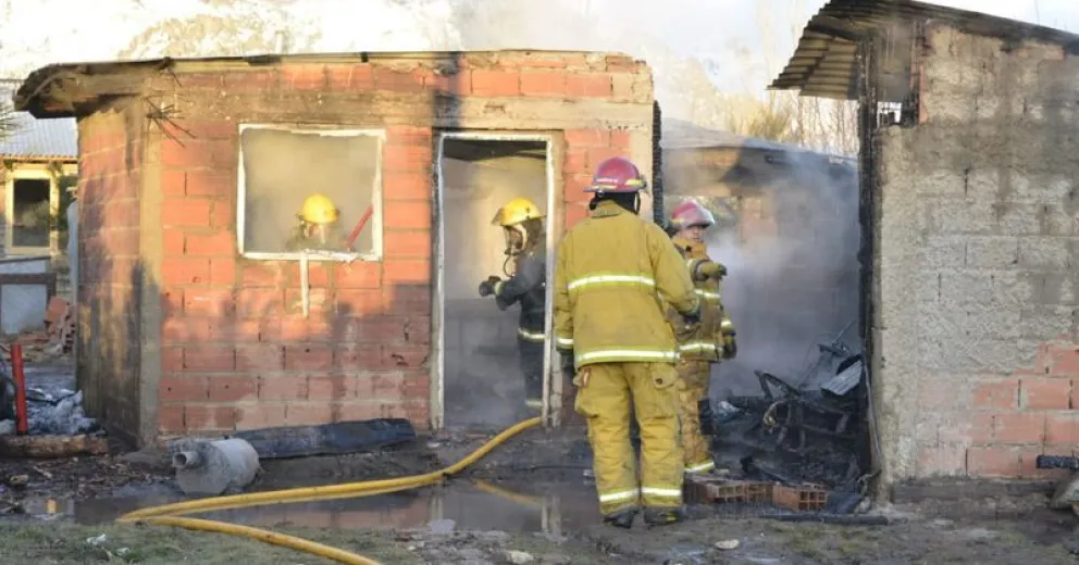 Ardió una vivienda cuando intentaban encender una salamandra con combustible