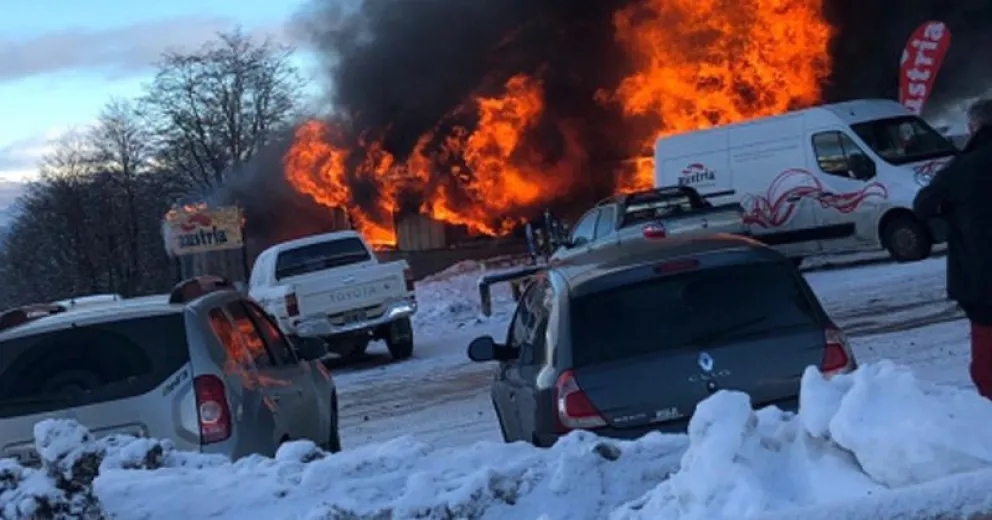 Un incendio consumió un local en la base del cerro Chapelco