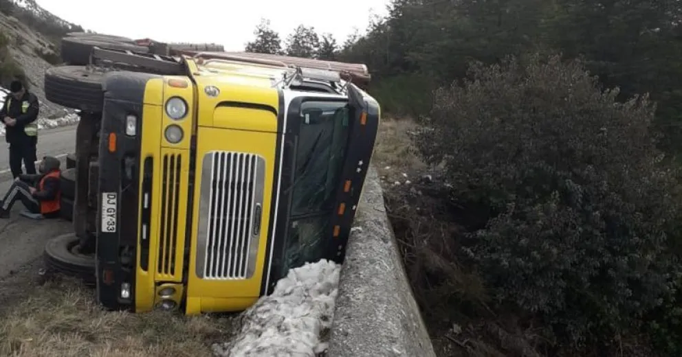 Un camión chileno volcó en la ruta a El Bolsón