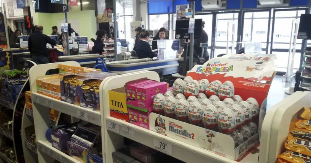 Esperan a fin de año eliminar las golosinas de las cajas de supermercados
