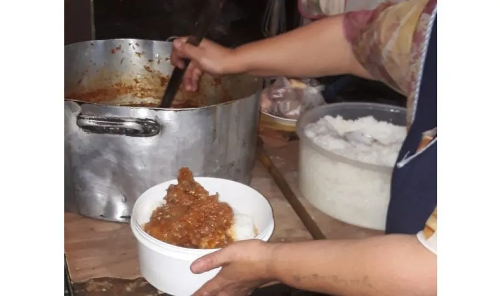 La Olla ambulante continúa alimentando a muchísimas personas en situación de pobreza