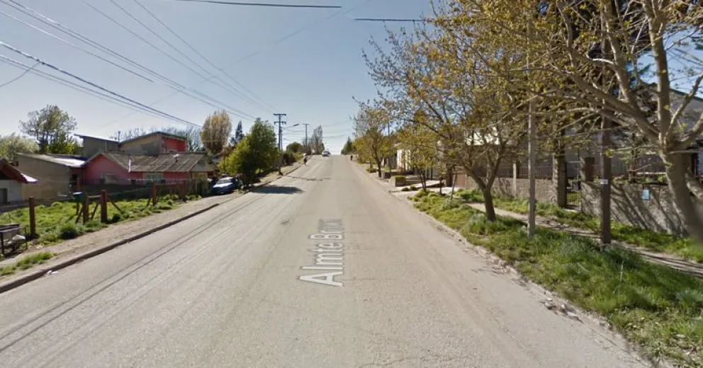 Un hombre quiso hacer subir a una mujer a su auto por la fuerza