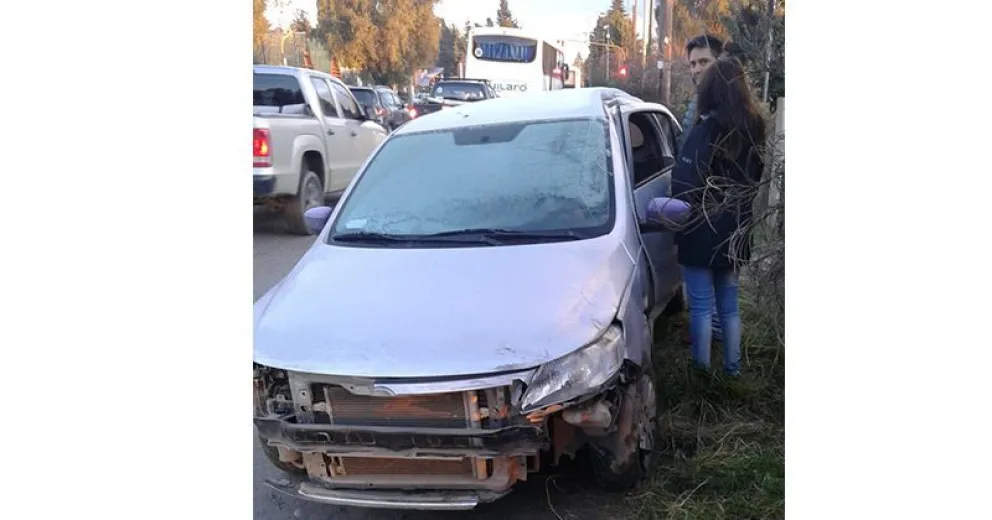 Se despistó y terminó contra el portón de una casa