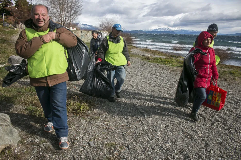 Los muchachos del Hogar Emaús recolectaron basura en la costa del lago