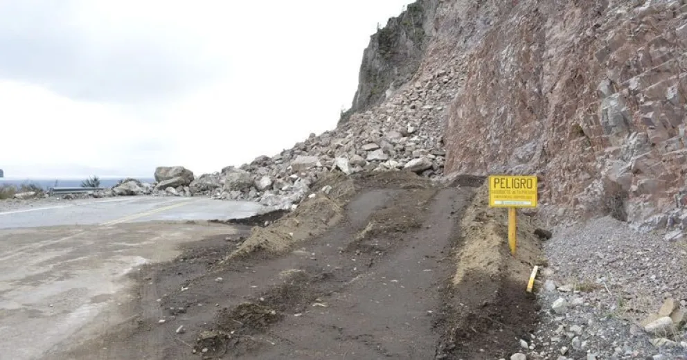 Harán pequeñas explosiones controladas con el fin de despejar la ruta Bariloche-Villa La Angostura