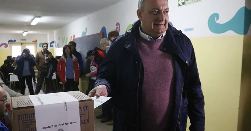 El intendente sufragó en la escuela 321