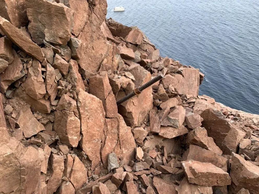 Comenzó la perforación del bloque de rocas más grande de la ladera del brazo Huemul