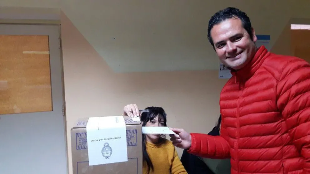 Juan Pablo Muena emitió su voto: "en Río Negro la responsabilidad a la hora de elegir es doble"