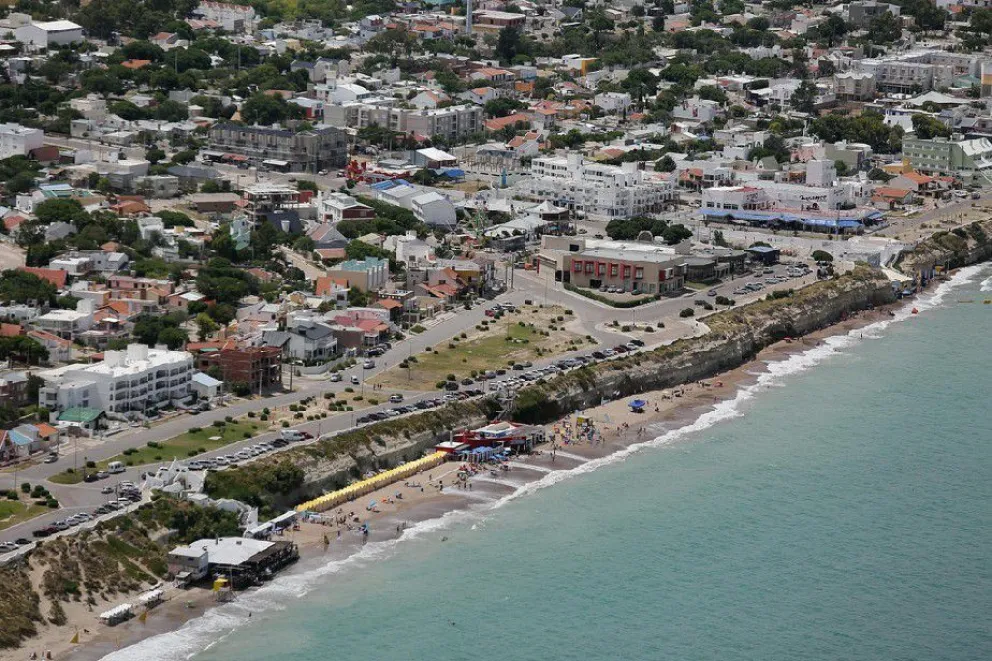 Provincia busca ordenar las actividades en la playa de la tercera bajada de Las Grutas
